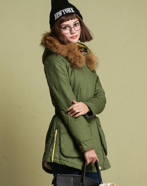 军绿色女装长款棉冬装外套—时尚冬季必备军绿色长款女装棉冬装外套尽显个性